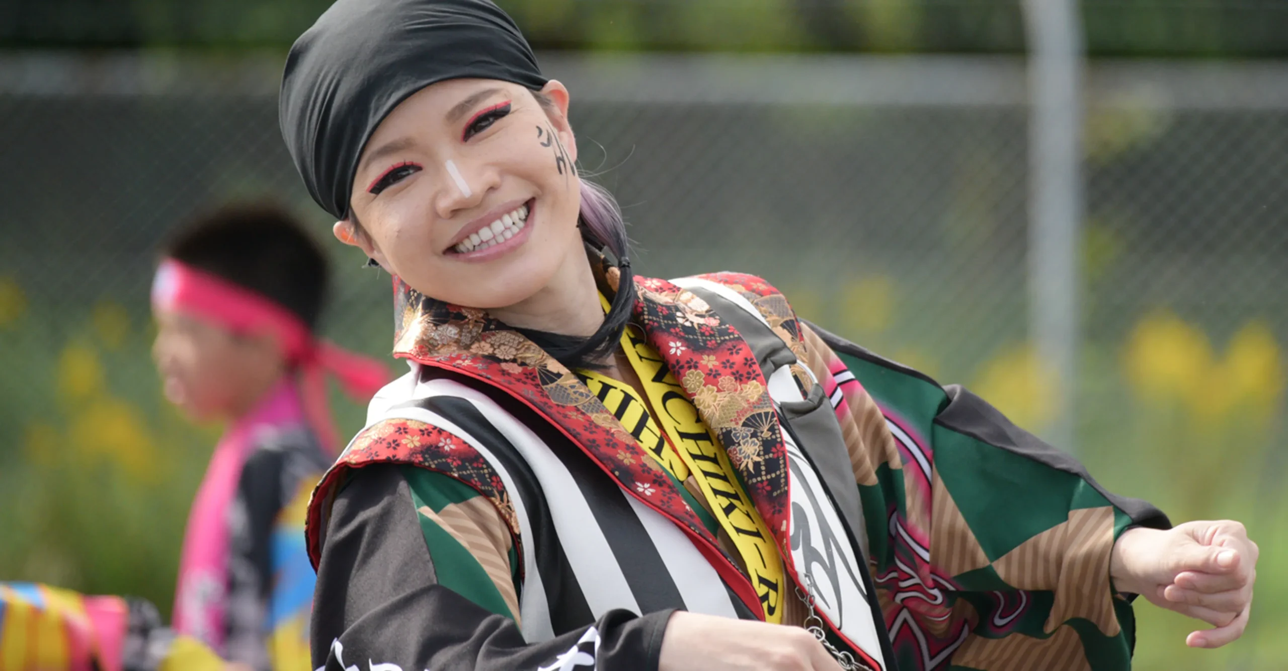 黒いバンダナをきりりと締め、個性あふれるメイクを施した女性が、躍動感たっぷりに踊る。その一瞬の輝きが、祭りの熱気を伝える