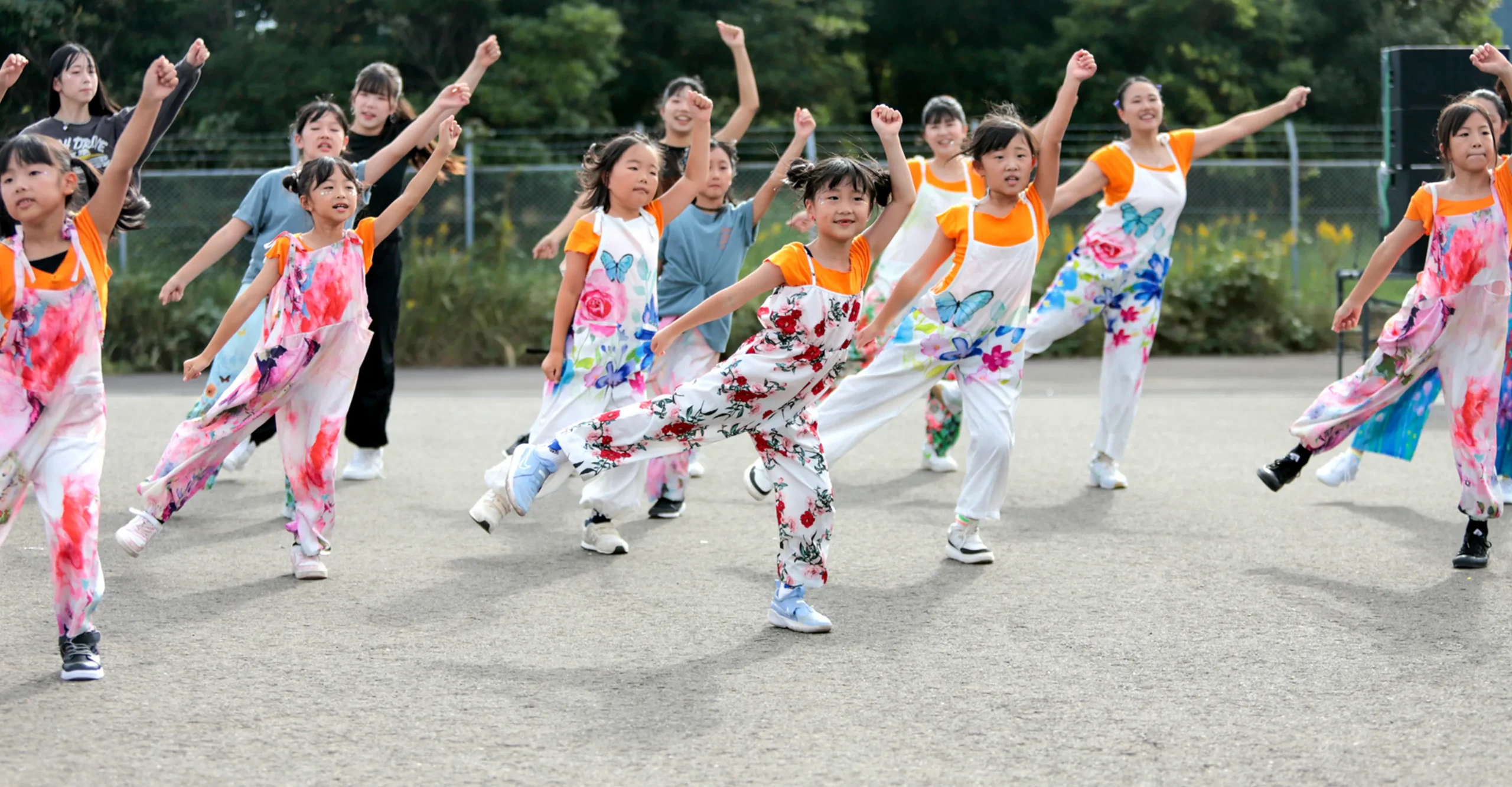 黒いバンダナをきりりと締め、個性あふれるメイクを施した女性が、躍動感たっぷりに踊る。その一瞬の輝きが、祭りの熱気を伝える