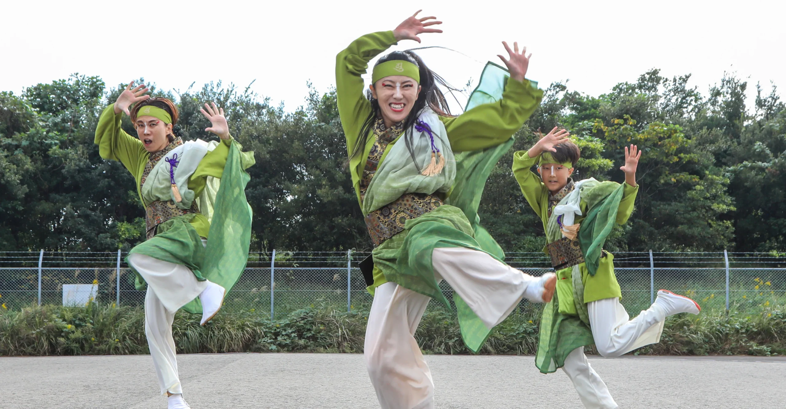 黒いバンダナをきりりと締め、個性あふれるメイクを施した女性が、躍動感たっぷりに踊る。その一瞬の輝きが、祭りの熱気を伝える